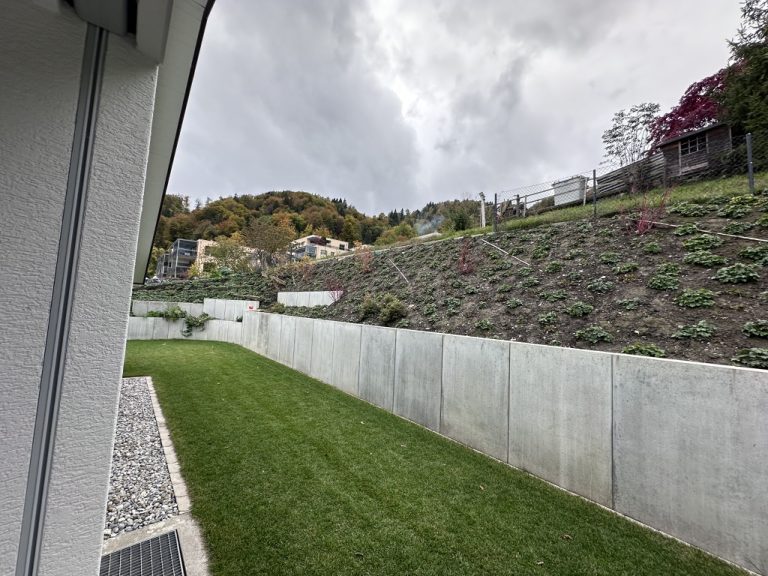 Stützmauer - Rasenfläche